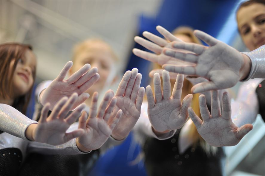 gymnasts-show-chalk-on-their-hands
