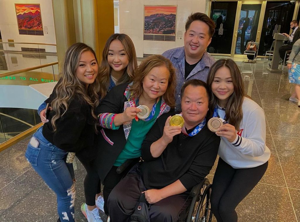 Suni Lee dan keluarganya memegang medali olimpiade